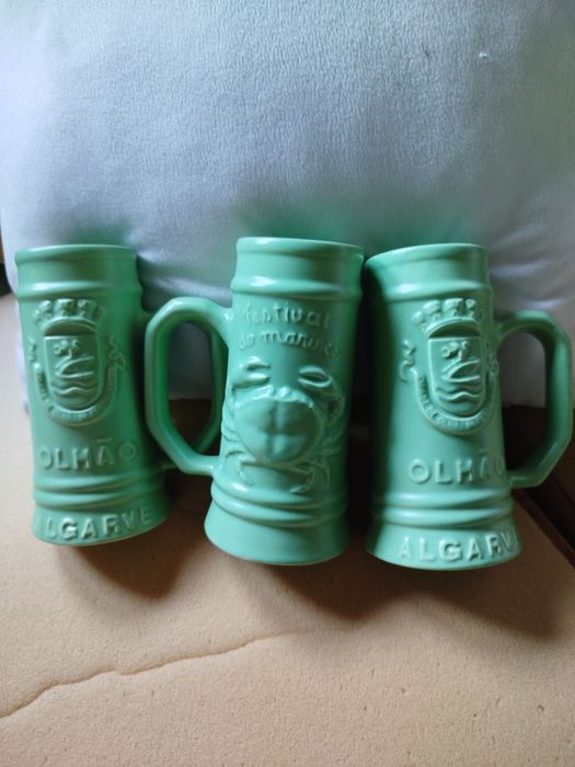 Vendo 3 canecas cerveja em tons de verde