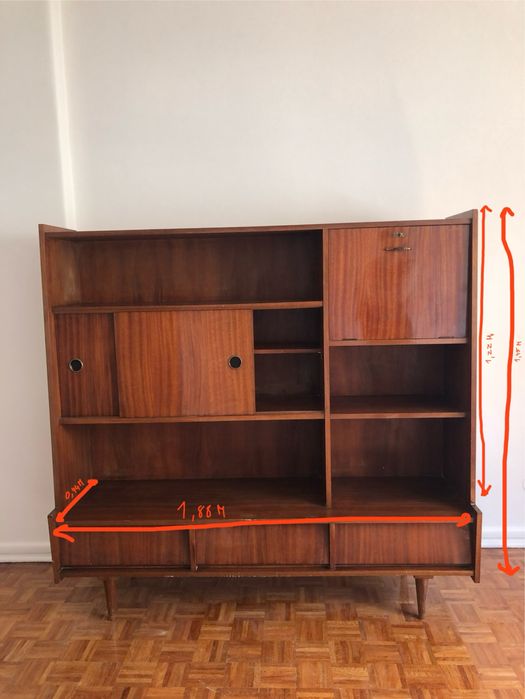 Movel de madeira macica com 3 andares, usado mas muito bem conservado.