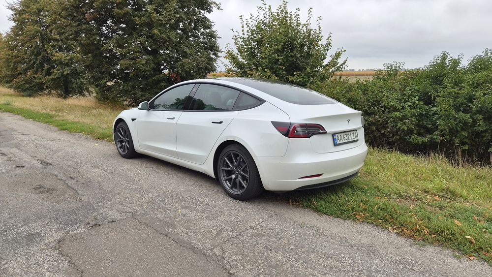 Tesla model 3 2021 року