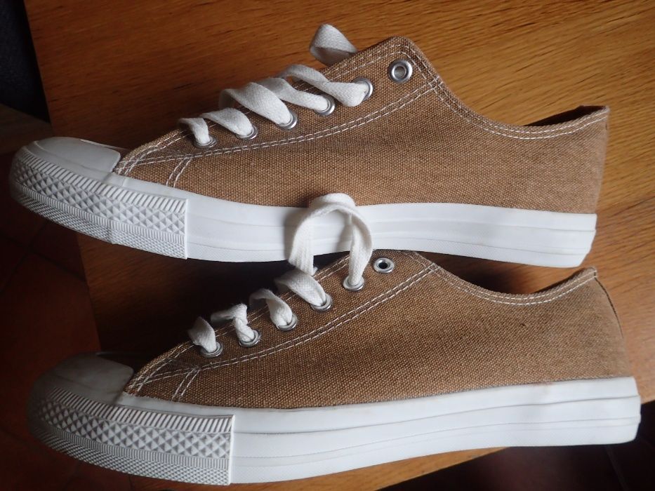 Buty i trampki sportowe.