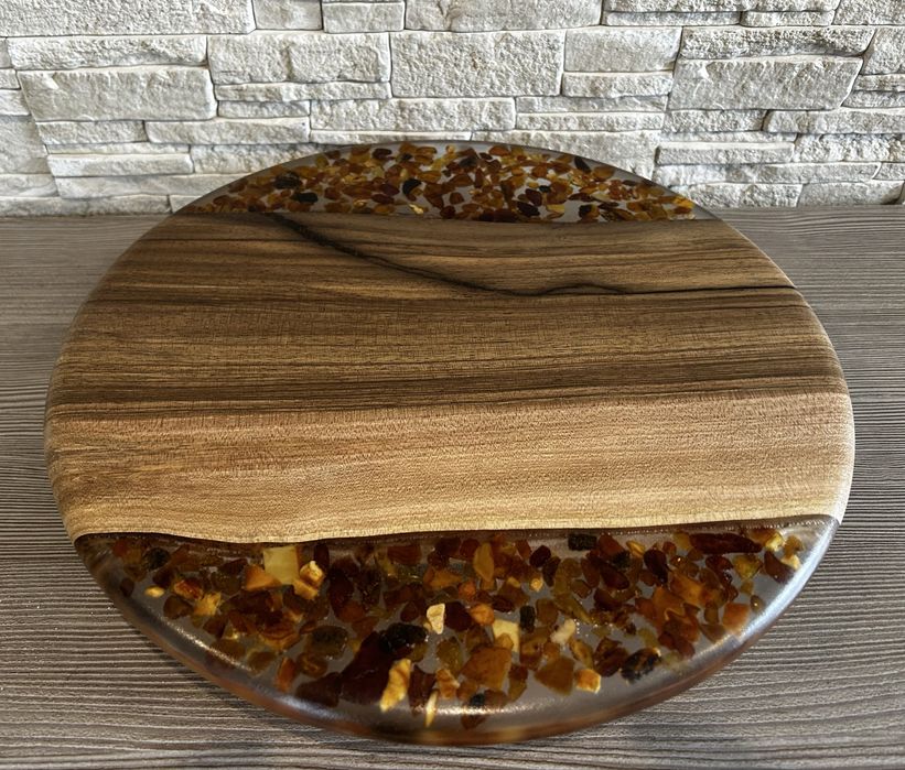 Okręcana taca z drewna orzecha i żywicy z bursztynem o średnicy 35 cm