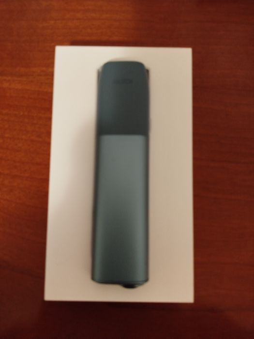 Dispositivo eletrônico azul.