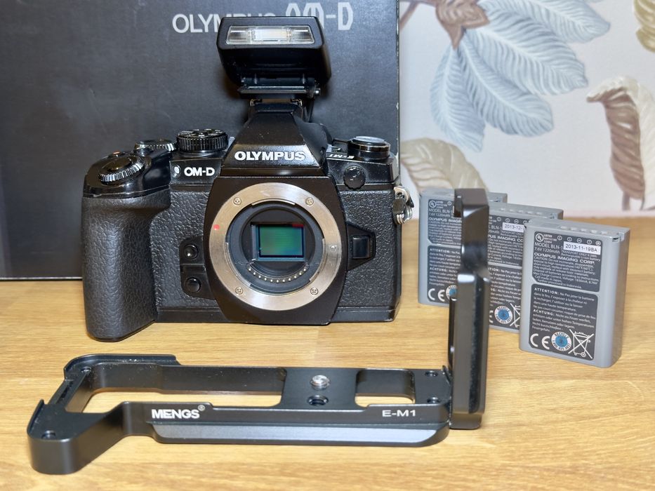 Olympus OM-D EM1 + grip + lampa błyskowa  + 3 bat.
