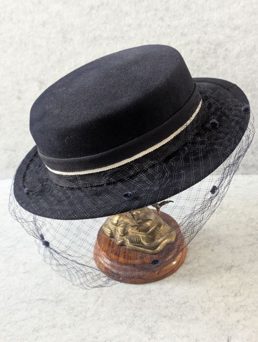 Kapelusz vintage retro z woalką | toczek pillbox | elegancki fascynator granatowy