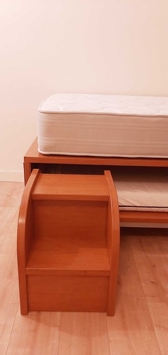 CAMA DUPLA prática e linda, com escadinha de apoio seguro.