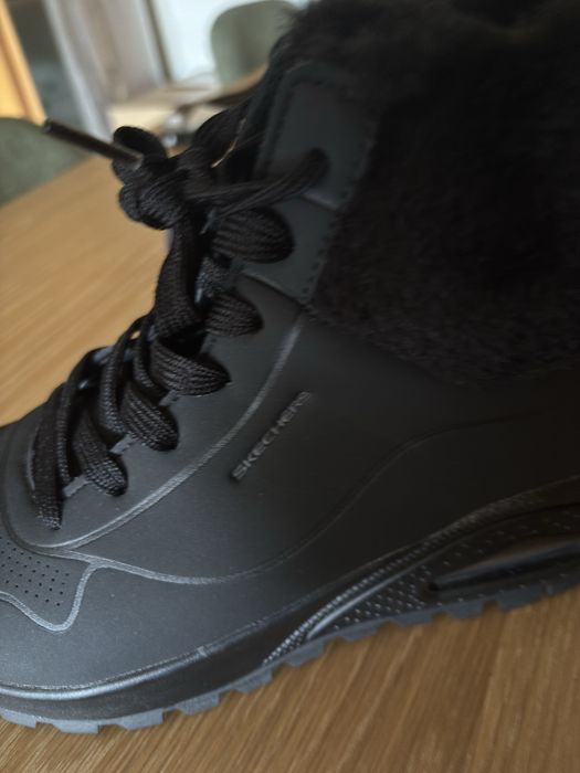 Botins Sheckers, impermeáveis, pretos, forrados.