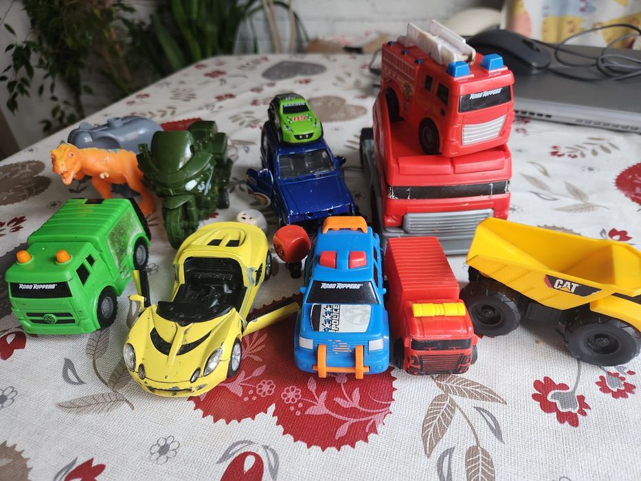 Продам лот игрушек машинок