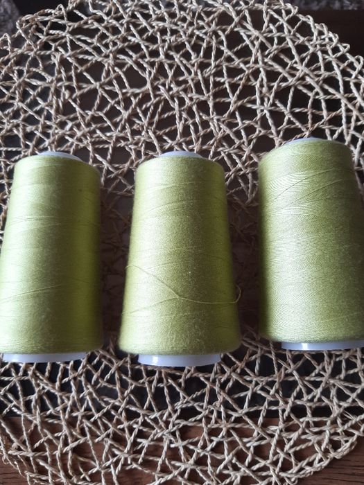 Duże szpulki nici poliestrowych