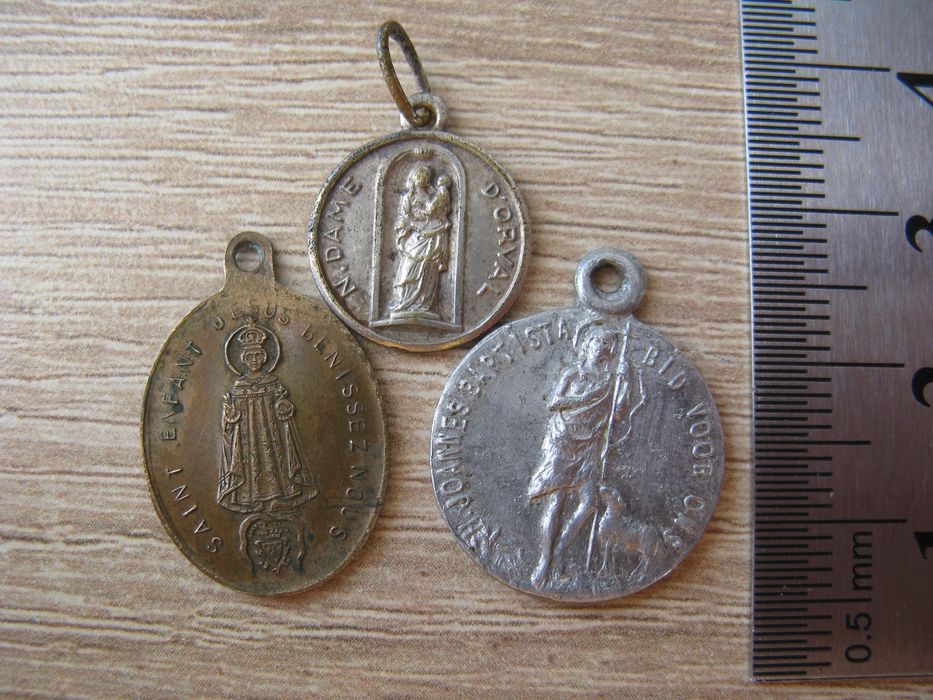 Medalik Praskie Dzieciątko Jezus i dwa inne