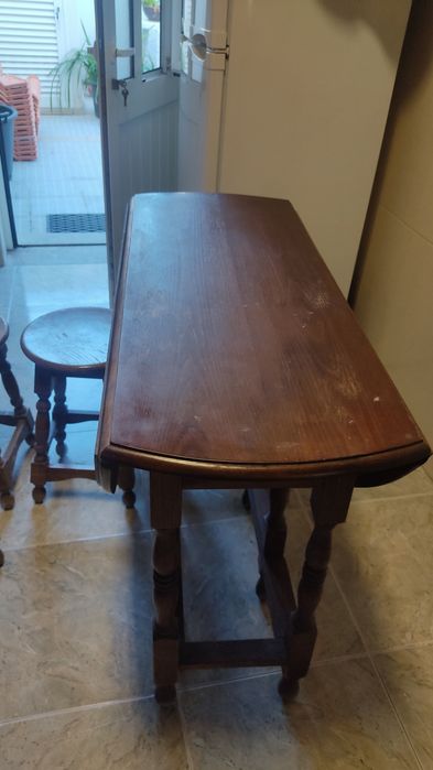 Mesa de madeira e bancos