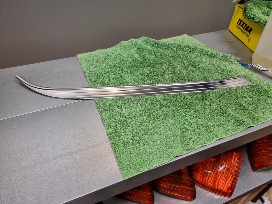 Frisos inferiores do parabrisas Mercedes W115
