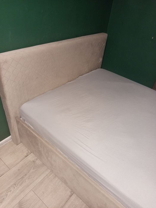 Łóżko sypialniane tapicerowane