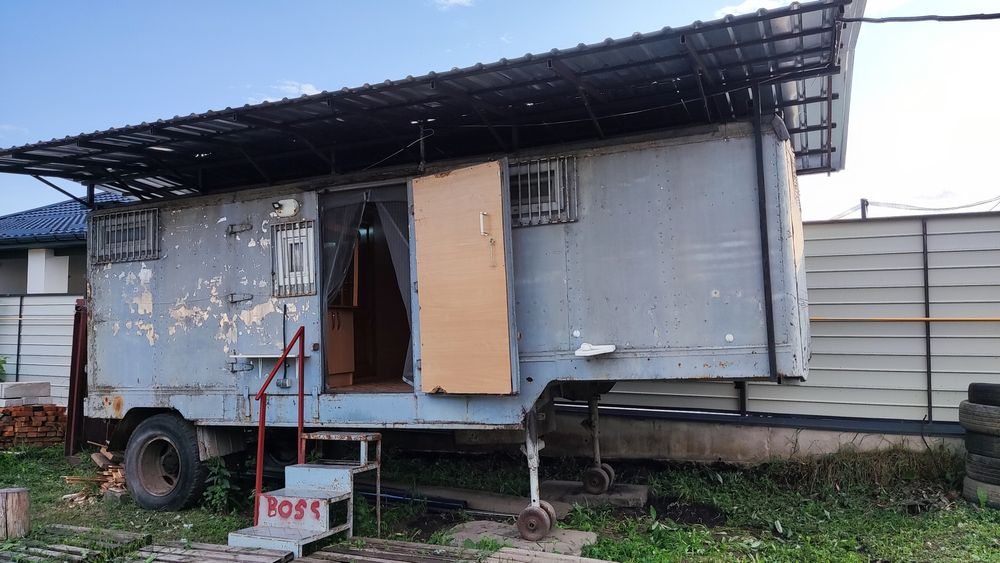 Прицеп дача на колесах.