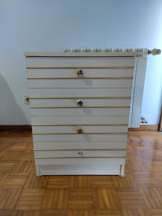 Mobília quarto com cómoda, espelho, banco e mesinhas de cabeceira