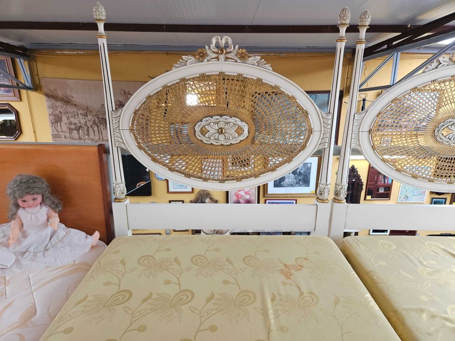 Camas de solteiro em madeira e palhinha, com estrado e colchão - Muito