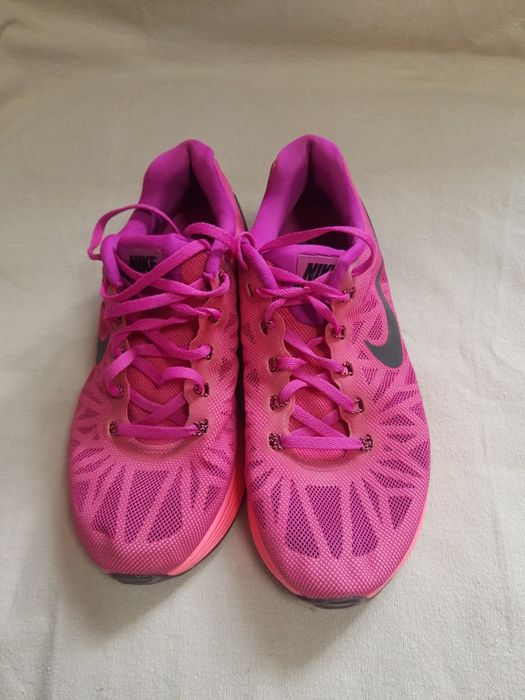 Жіночі кросівки фірми nike