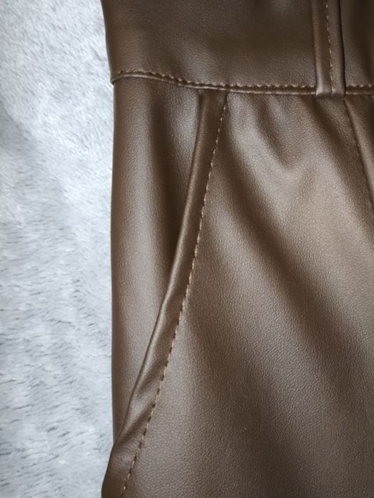 Штани з екошкіри, в трендовому шоколадному кольорі. Розмір S-М