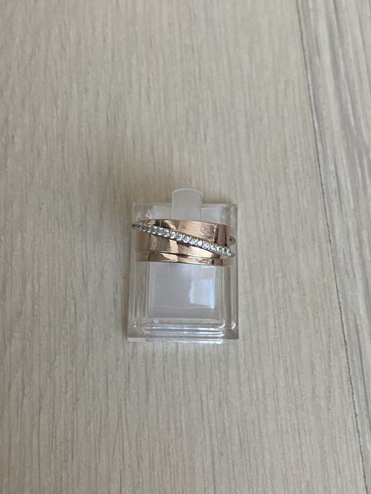 Серебряное кольцо 925 и 375 пробы с дорожкой фианитов.