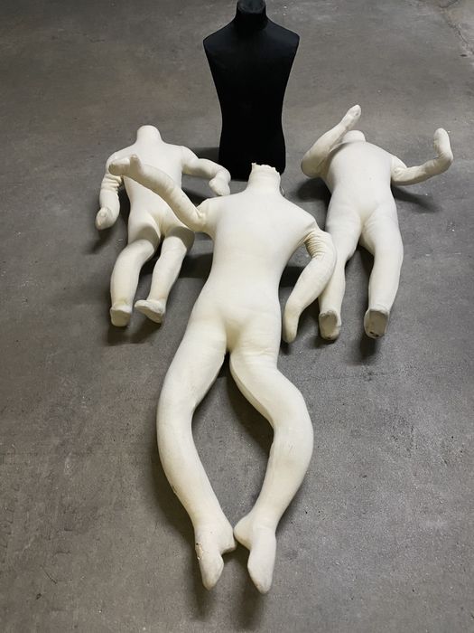 3 manequis e um busto