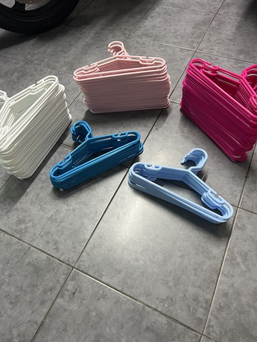 Cabides de diferentes cores