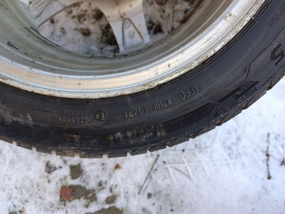 Продам зимову гуму на титанах 155-65 R14 .