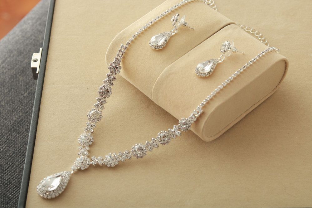 B5.10 Komplet bizuterii 2-cz. Biały kamień, cyrkonie, metal,  ślubna