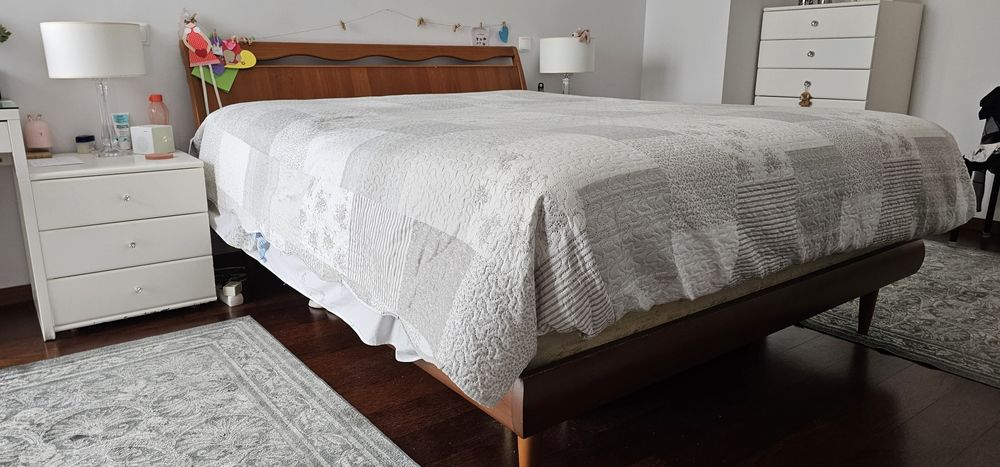 Conjunto de Cama, mesinhas de cabeceira e cómoda em bom estado