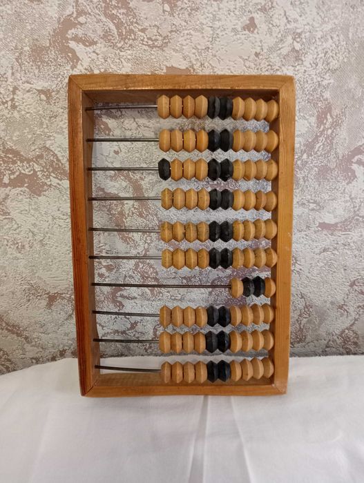 продаются старые счеты.