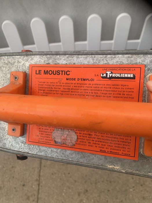Máquina Manual de Projeção de Reboco “Le Moustic” – La Tyrolienne (França)