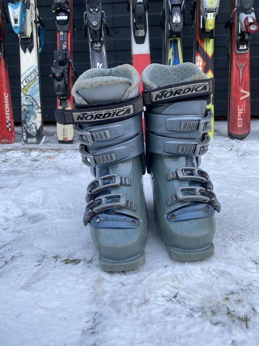 Лижні чоботи та лижі (боти)та тюбінг