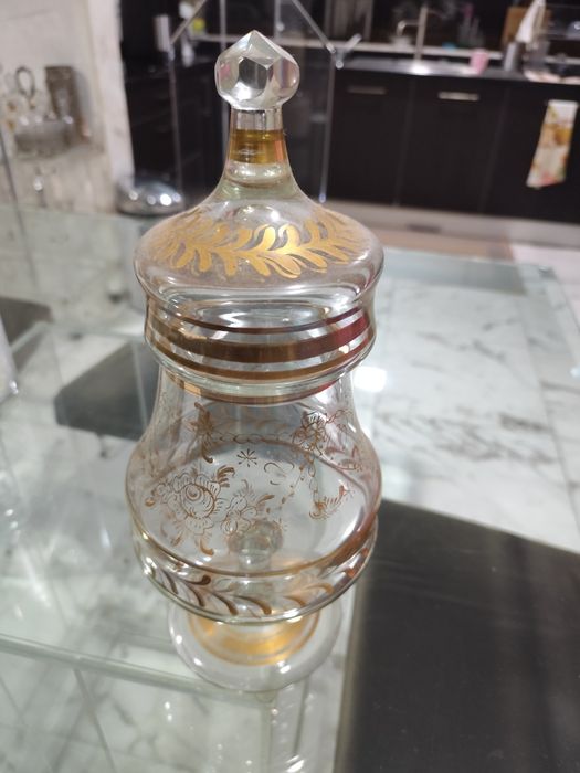 Bomboneira vintage em cristal relevado pintado á mão com pó de ouro