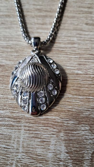 Naszyjnik w kolorze srebrnym i wisiorek coś jakby muszla z cyrkoniami