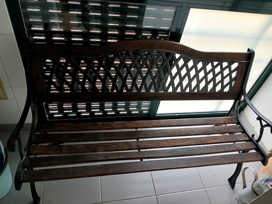 Banco de jardim em boas condições