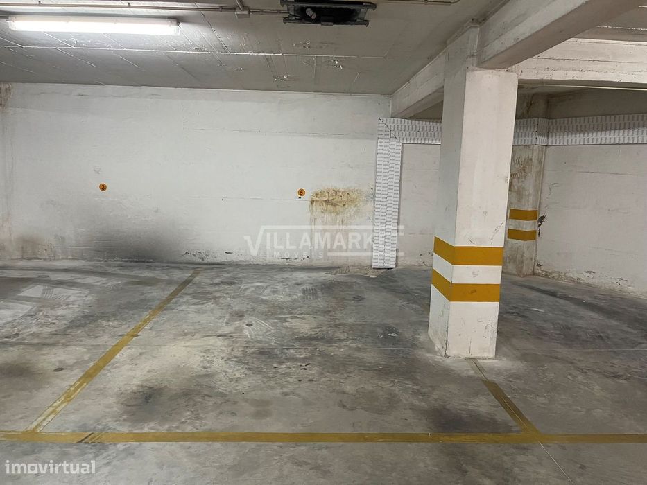 Covered parking space of 15 m² located on Rua do Movimento das Forças Armadas