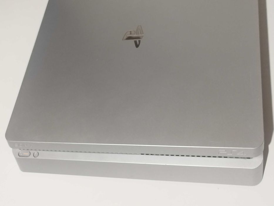 PLAYSTATION 4 SLIM 500GB c/ 2 comandos