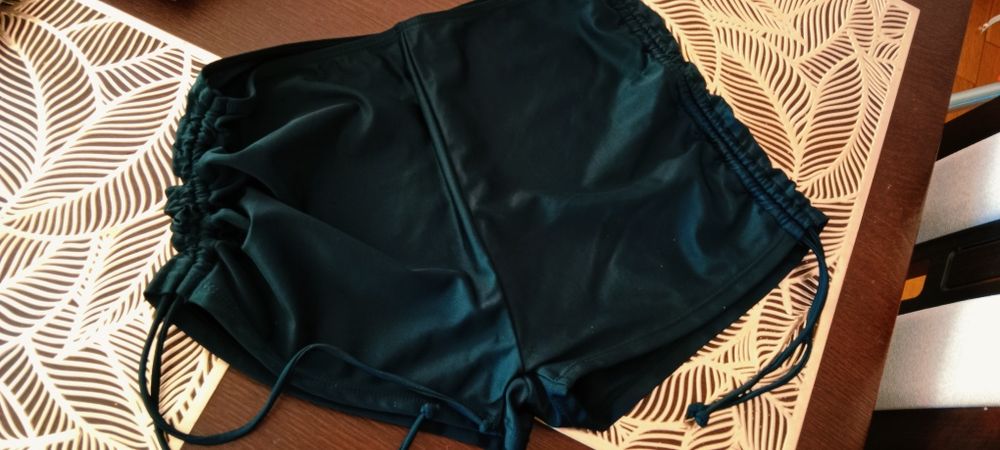 Nowe spodenki marszczone po bokach .