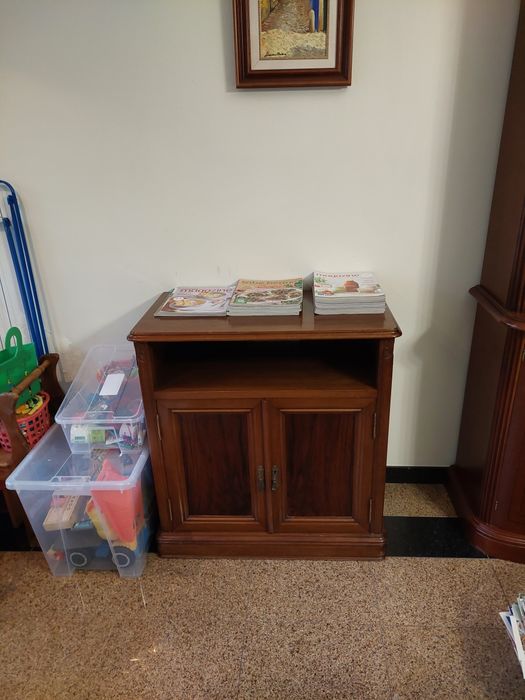 Móvel em madeira maciça – ótimo estado