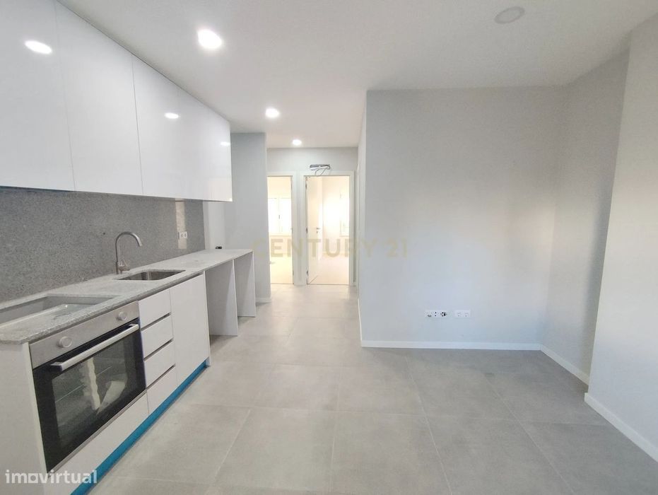 Prédio com 3 apartamentos novos e garagem