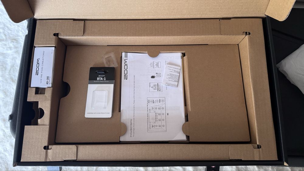 Zoom B6 Pedaleira Multi-FX Baixo Elétrico + Zoom BTA-1