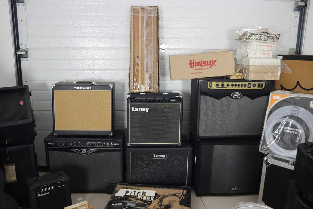Grande Lote de Material Musical Profissional – Amplificadores, Pedais, Cases, Bateria, Guitarras e Acessórios