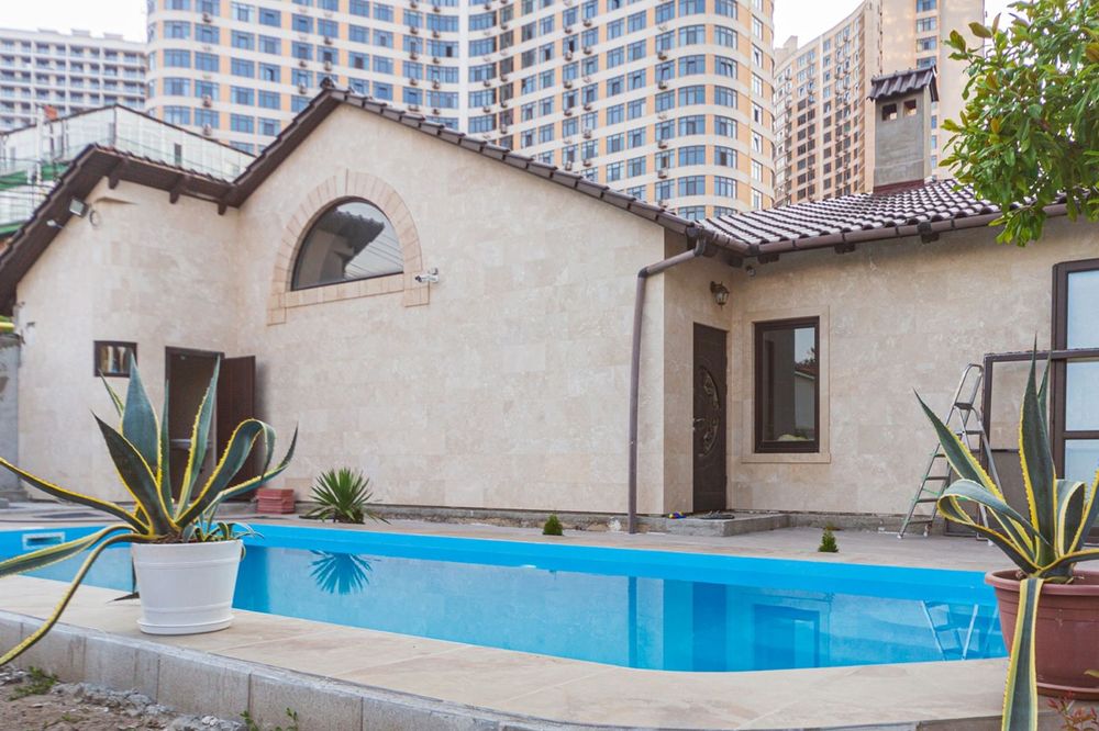 Аренда  дома возле моря  / Аркадия  , бассейн  , 8 соток, подвал ,свет