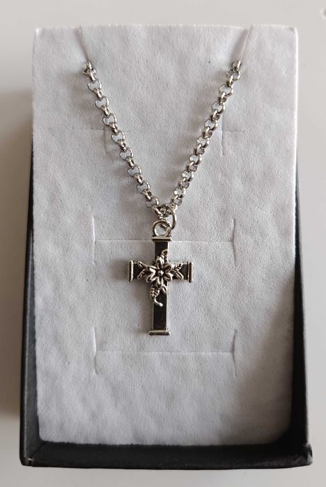 Prosty, delikatny łańcuszek ze stali chirurgicznej z Krzyżykiem. 55 cm