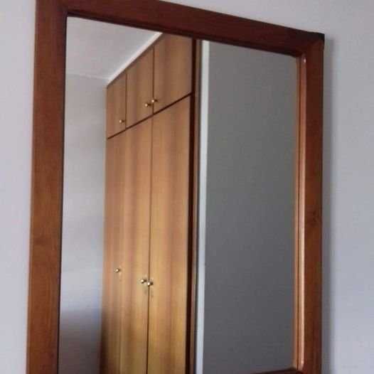 Quarto completo: cama, cómoda, 2 mesas, espelho e candeeiros