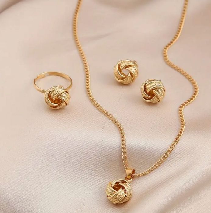 Colar + Brincos + Anel Dourado