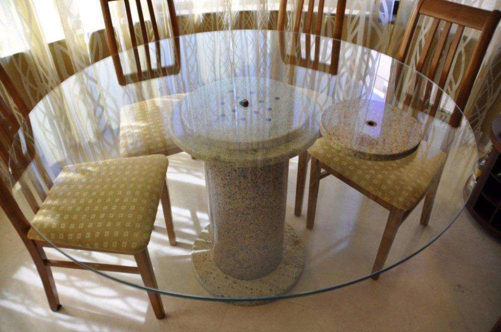 Mesa com tampo em vidro laminado e coluna em granito