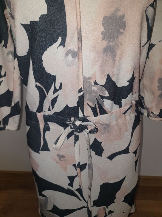 Sukienka elegancka w kwiaty magnolie M