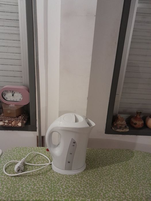 Vendo Chaleira Eléctrica PRATIKA muito bonita como nova