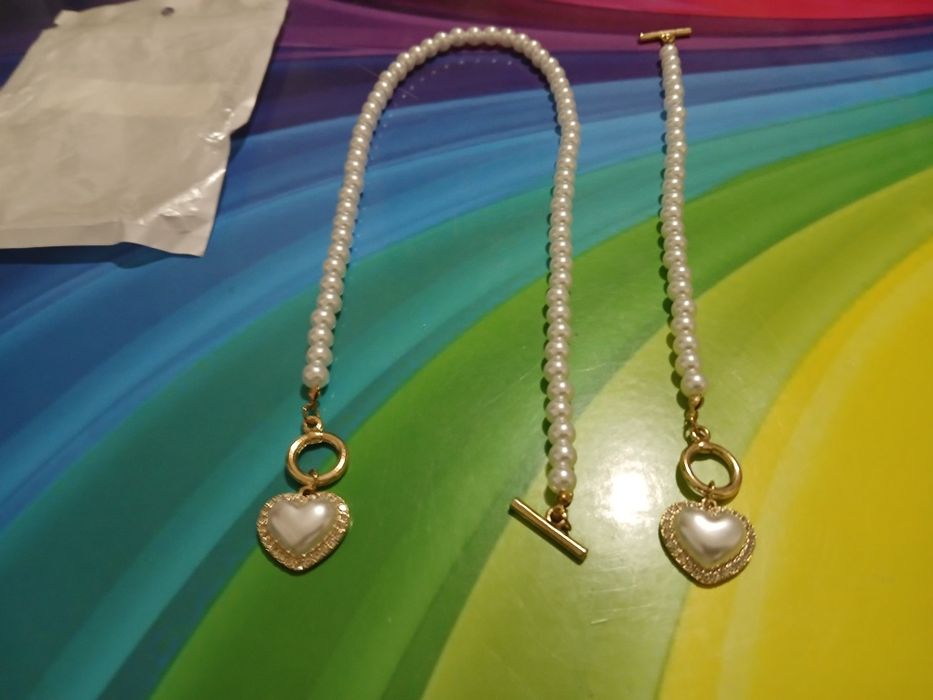 Colar e pulseira de pérolas com pingente em coração