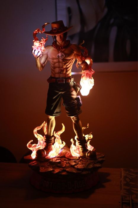 Figura Portgas D Ace iluminada