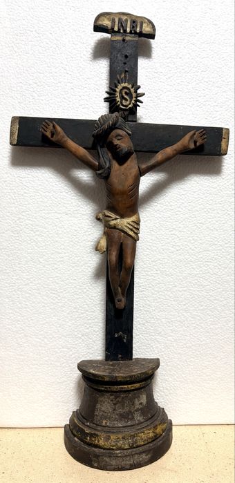 Antigo crucifixo de arte popular brasileira em madeira esculpida